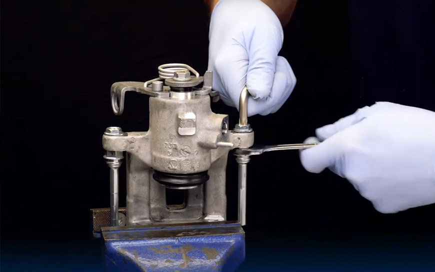 Cómo reparar una pinza de freno trasera
