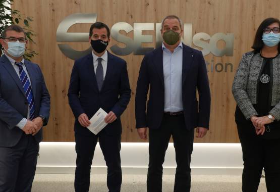 Irujo destaca el desarrollo de talento propio y la apuesta de la industria navarra por la sostenibilidad y la innovación en su visita a las plantas navarras de SEINSA